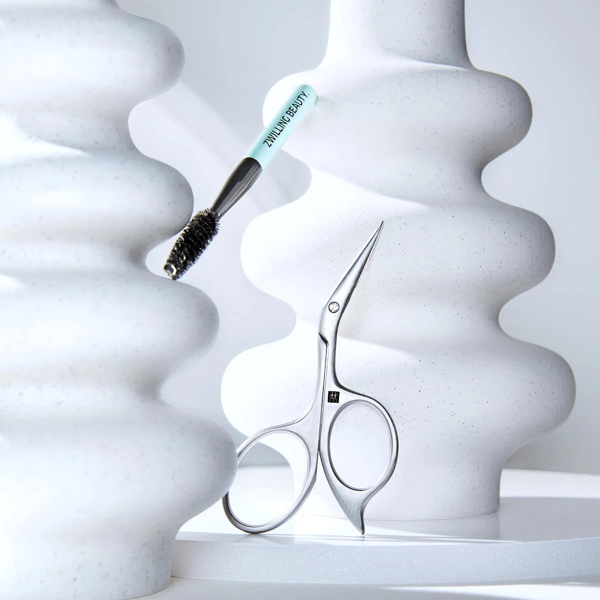 Eyebrow scissors, Curved