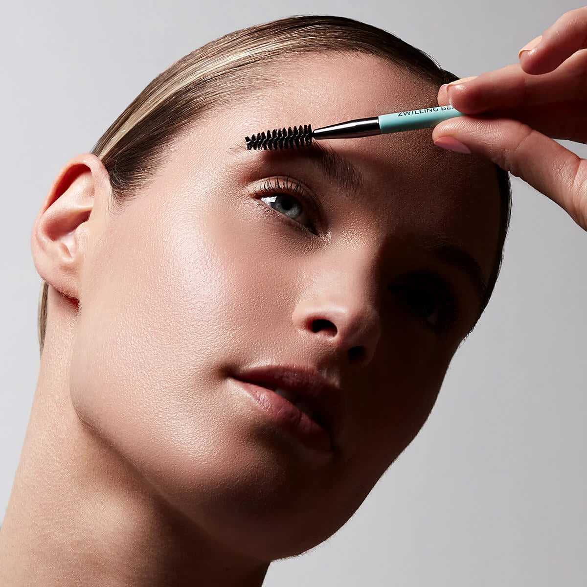 Eyebrow scissors, Curved