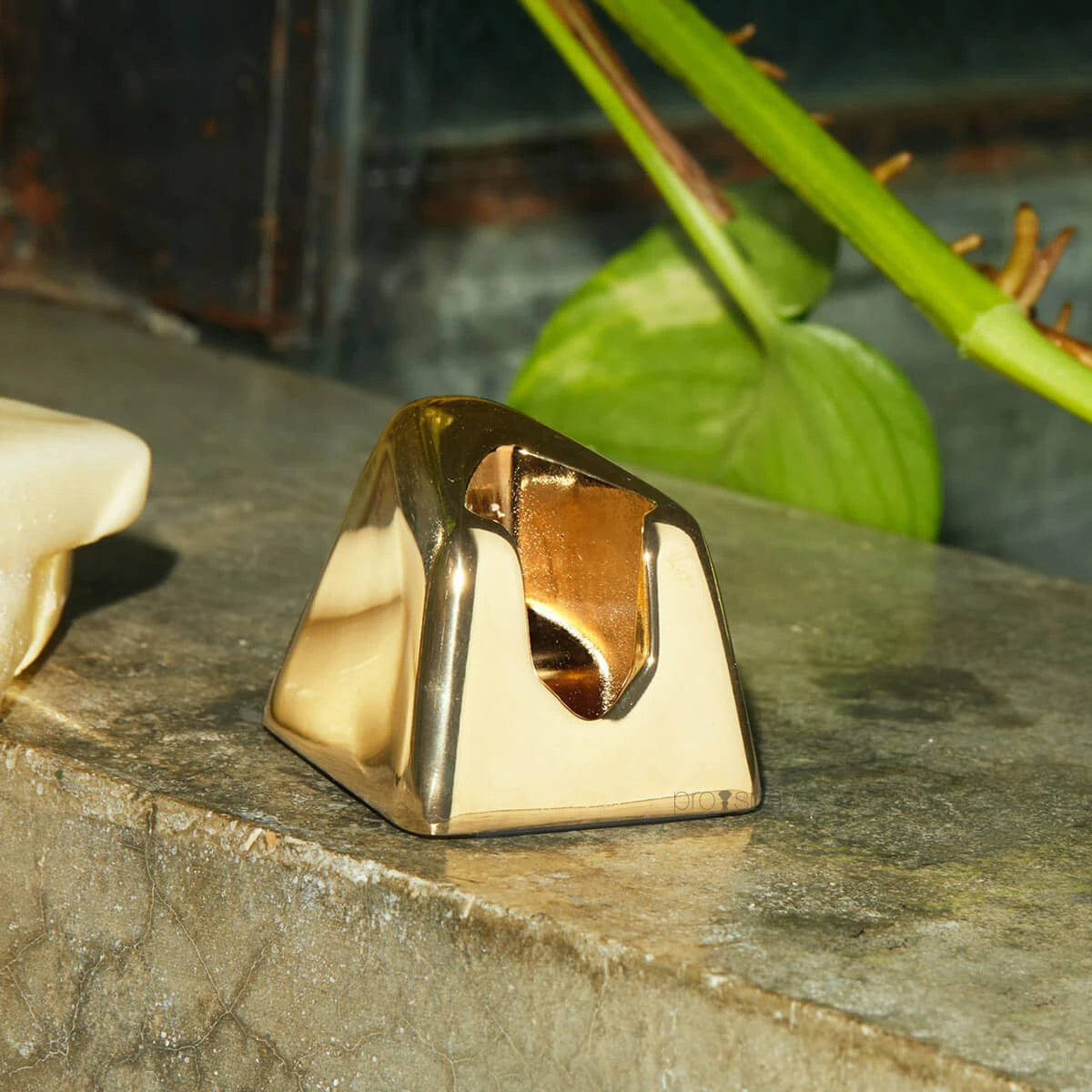 Stand, The Leaf, Gold